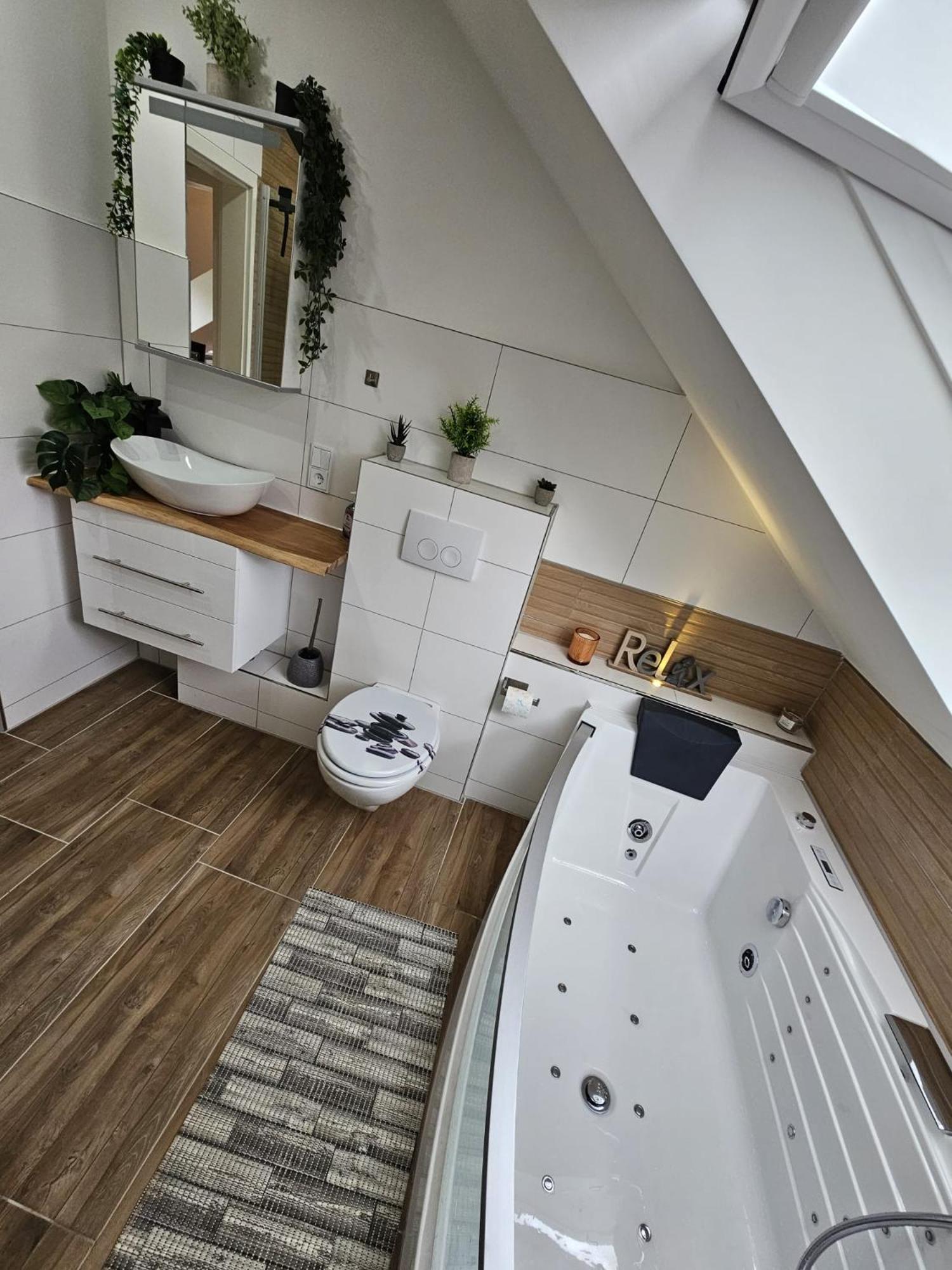Tautraum Suite Mit Whirlpool Und Gruenem Ausblick Wilhelmshaven Luaran gambar