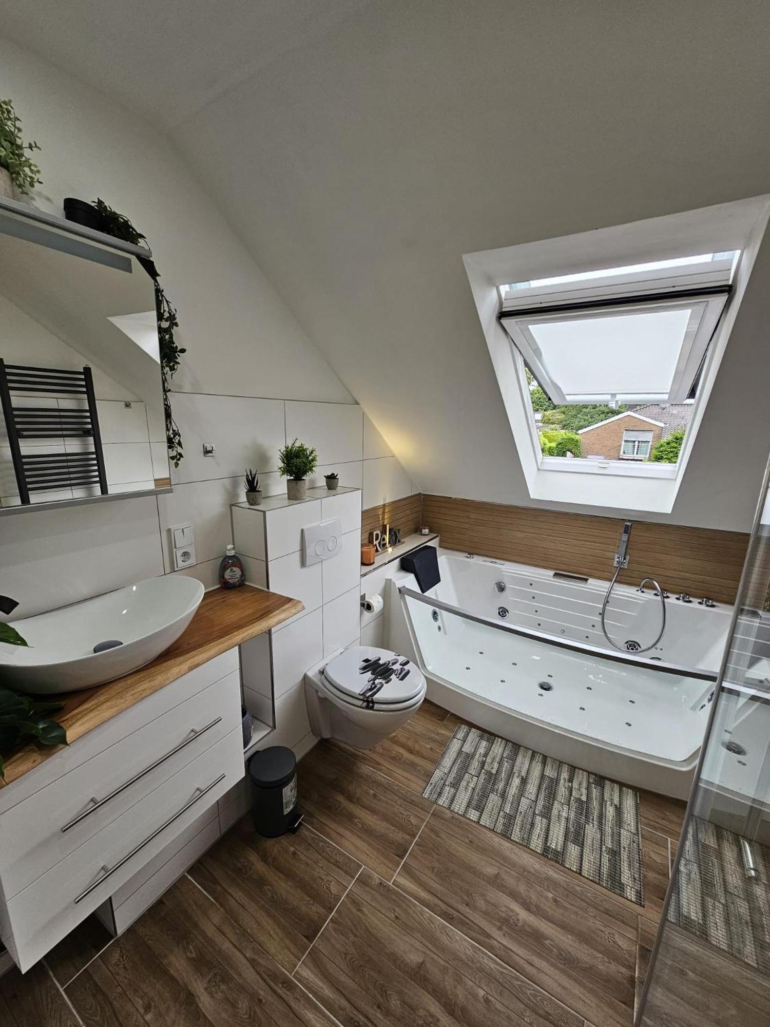 Tautraum Suite Mit Whirlpool Und Gruenem Ausblick Wilhelmshaven Luaran gambar